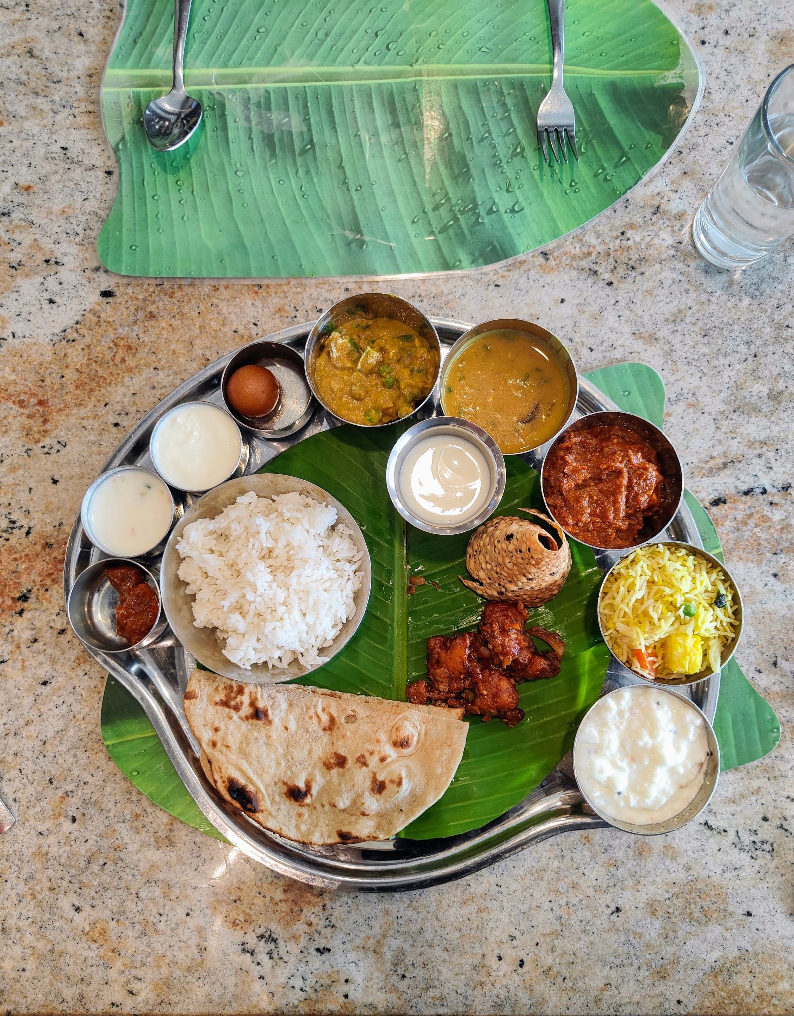 En sydindisk thali serveret på et bananblad