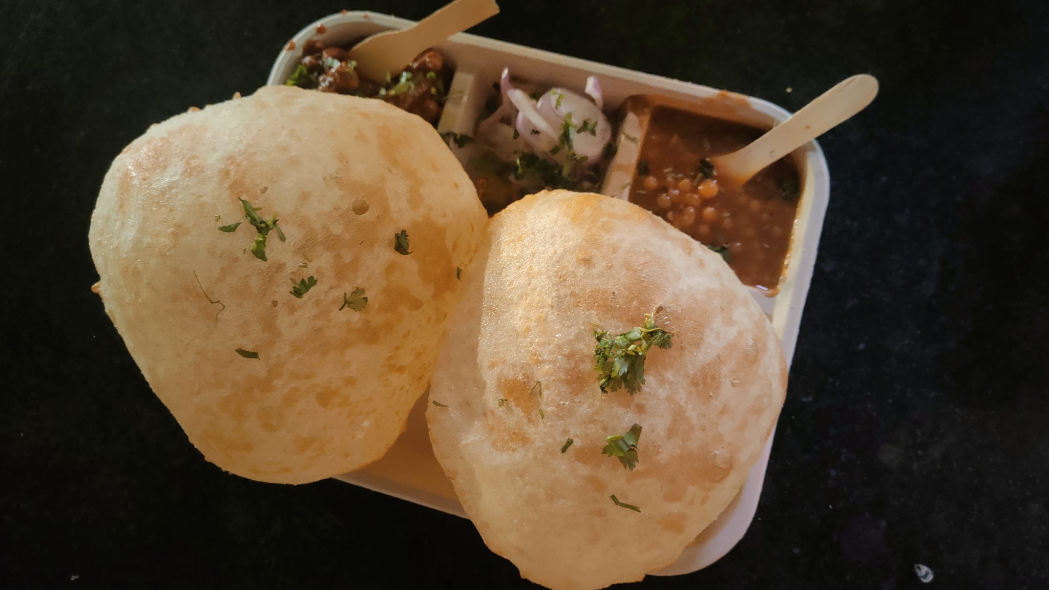 Luftige pooris med channa masala