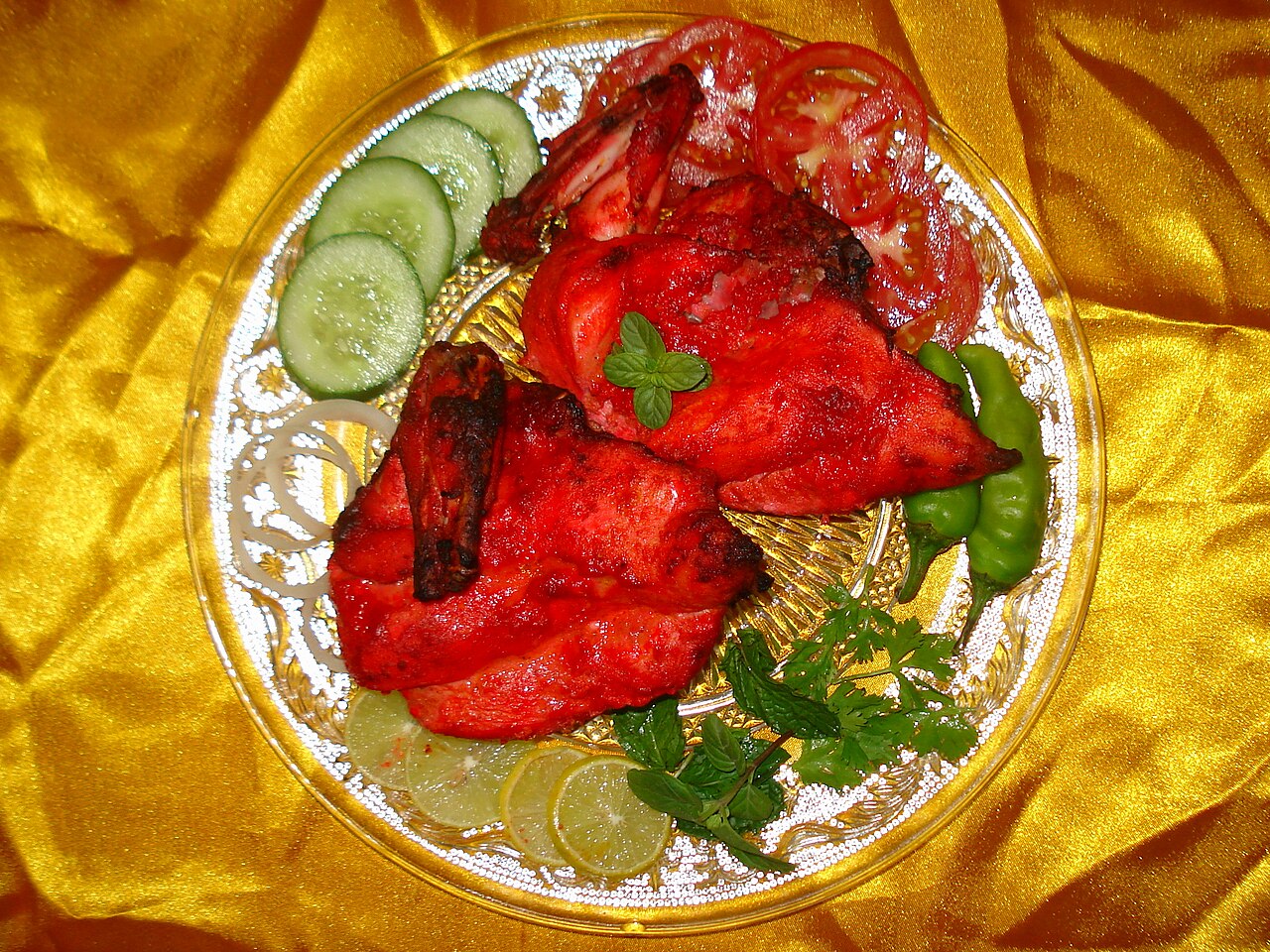 Et fad med tandoori-kylling og frisk salat