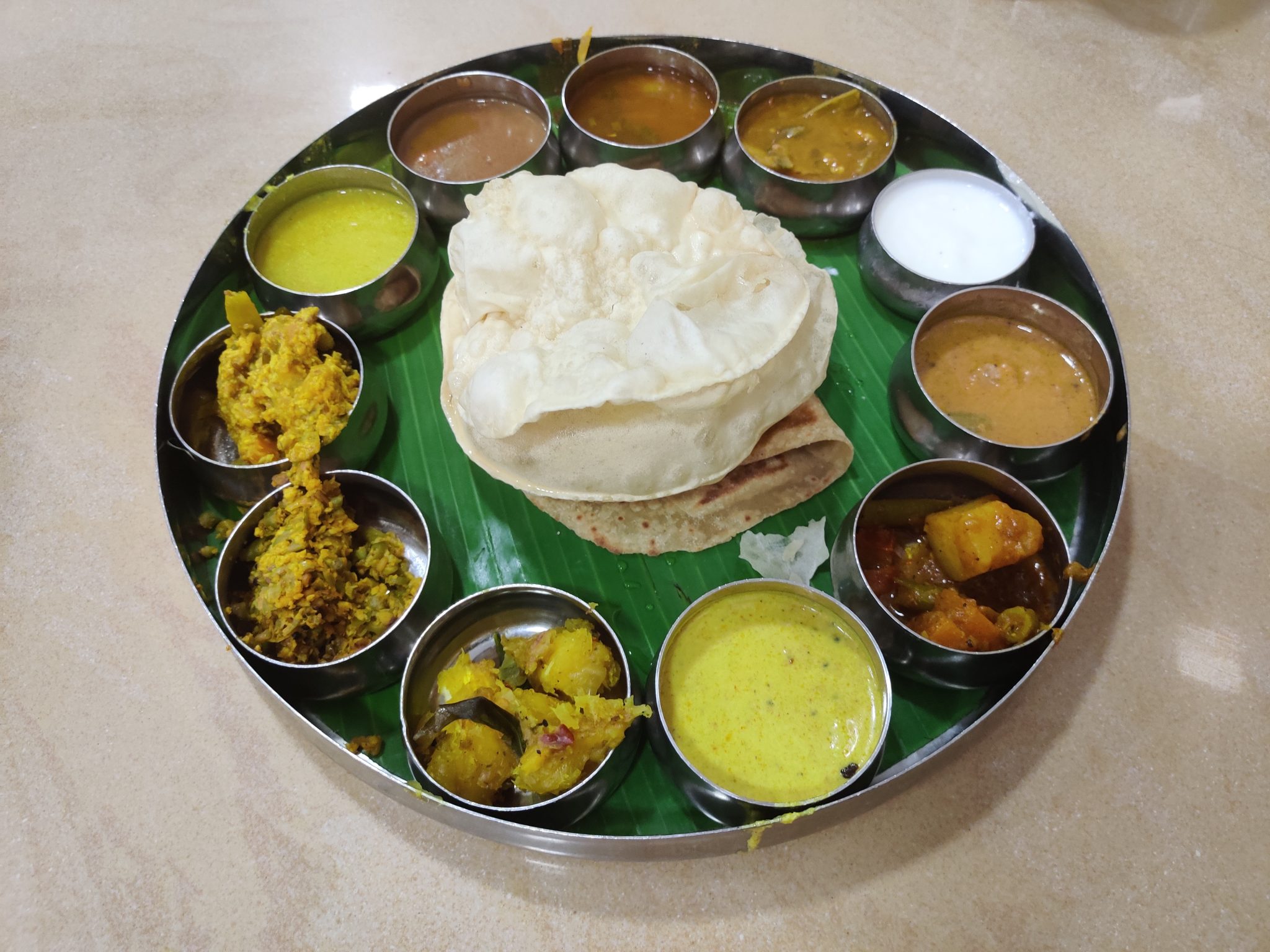 Indisk thali med brød, ris og små skåle
